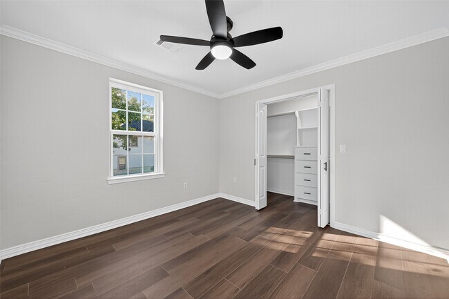 Building Photo - 10594 Rustling Oaks Dr