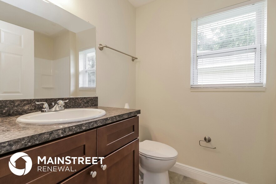 Building Photo - 312 Oak St