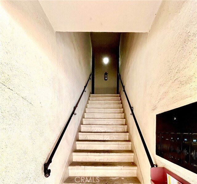 Building Photo - 208 S Mariposa Ave