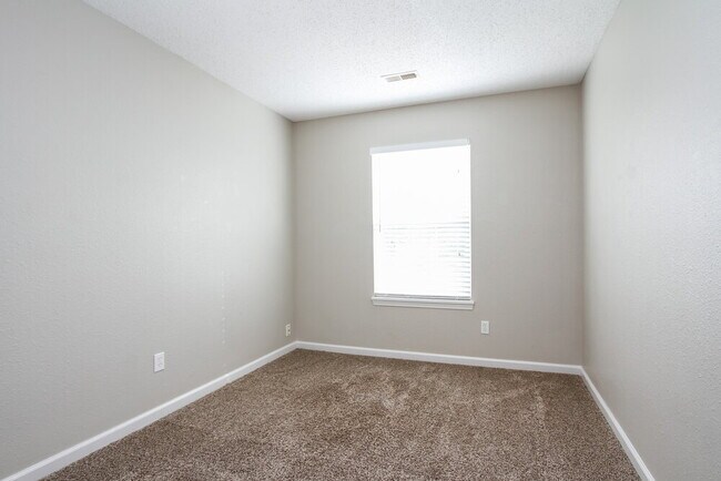Building Photo - 713 Millbrook Dr