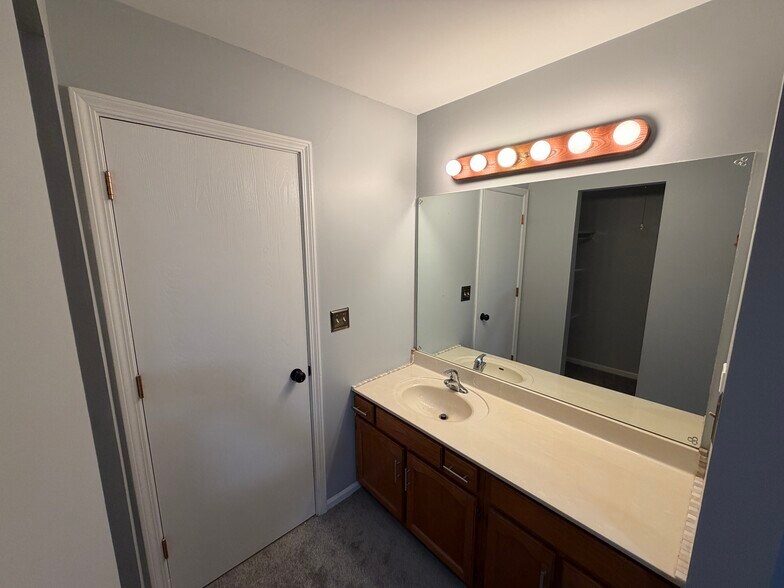 Building Photo - 743 Sterling Ct