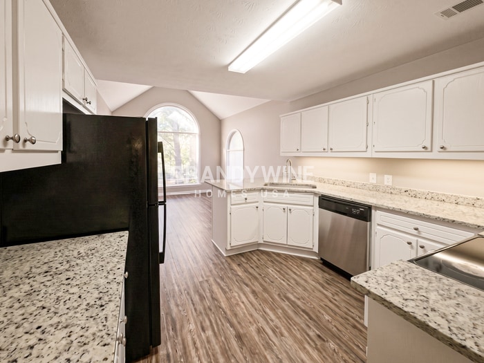 Building Photo - 657 McKenzie Cir