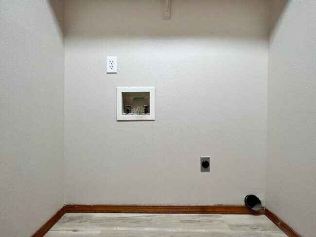 Building Photo - 2800 Fayette~Close to Park, Split Bedroom ...