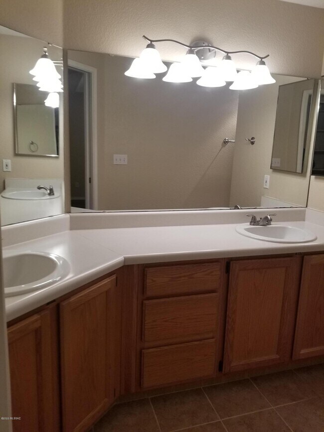 Building Photo - 2617 W Lazybrook Dr