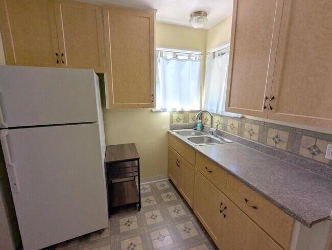 Building Photo - 3351 Caroline Ave