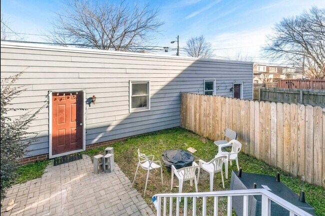 Building Photo - 1006.5 W Clay St