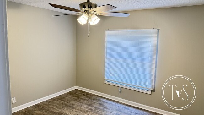 Building Photo - SPRING MOVE-IN SPECIAL: $500 OFF 1ST MONTH...