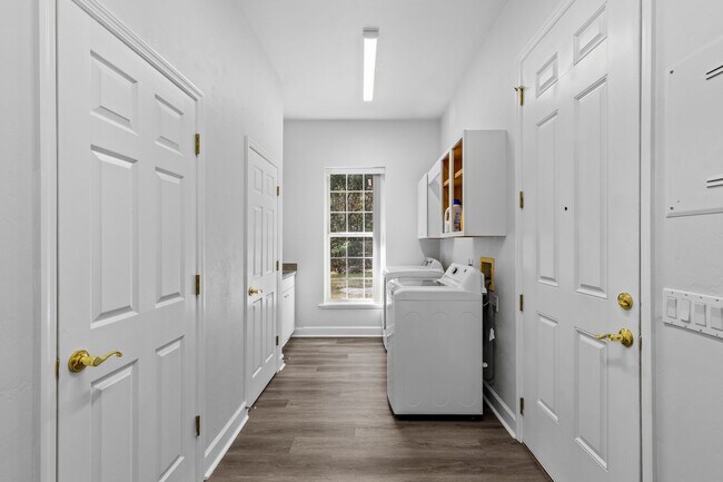 Building Photo - Executive Lakefront in Gainesville - Available NOW