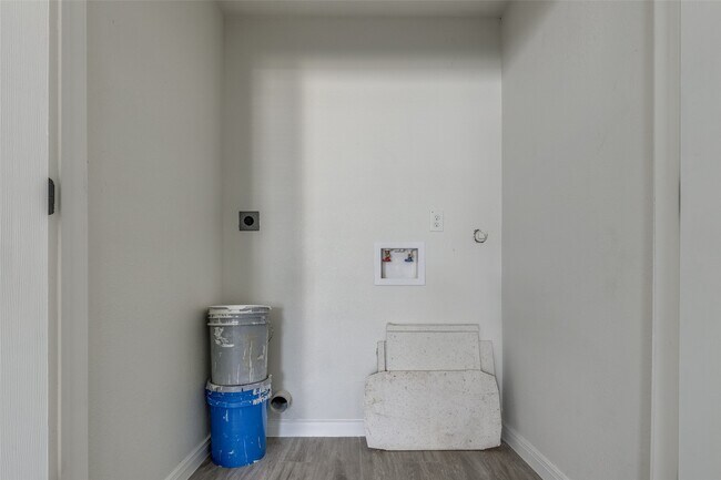 Building Photo - 5874 Belcrest St