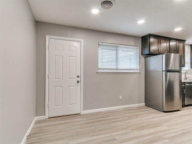 Building Photo - 202 Thompson Dr