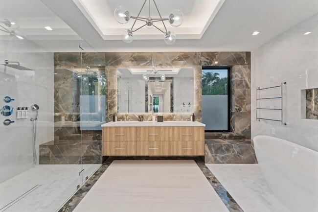 Building Photo - 214 28th St