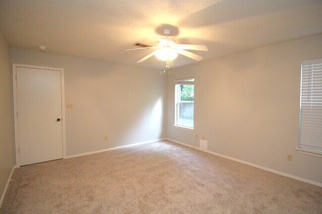 Building Photo - Spacious 3BR/2BA Gulf Breeze Home with Vau...