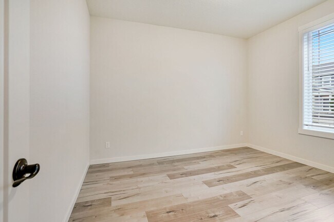 Building Photo - Polished single-level 3 bed, 2 bath home in NE Salem!