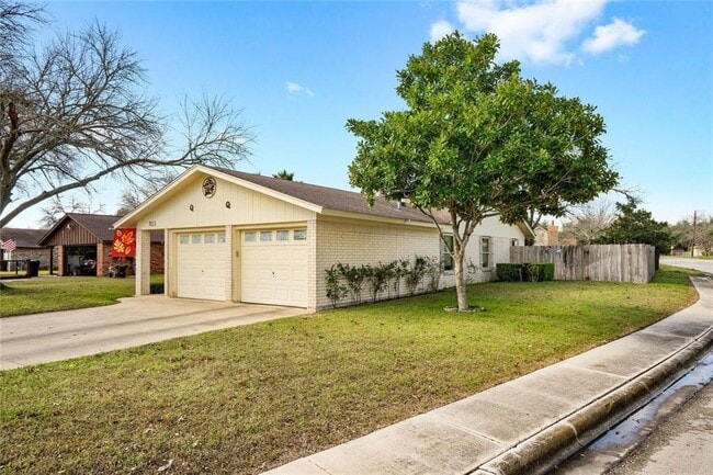 Building Photo - 813 Guadalupe St