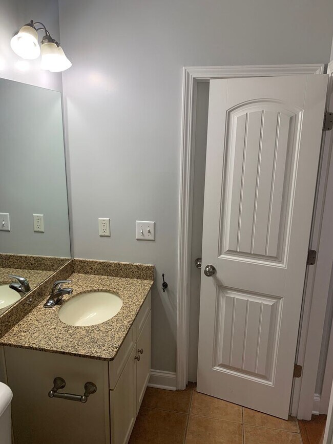 Building Photo - Lovely Eastside Townhome Condo Near Vet School- 3BR/3BATH!