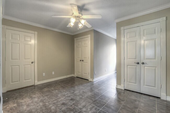 Building Photo - 10819 Lake Windcrest Blvd