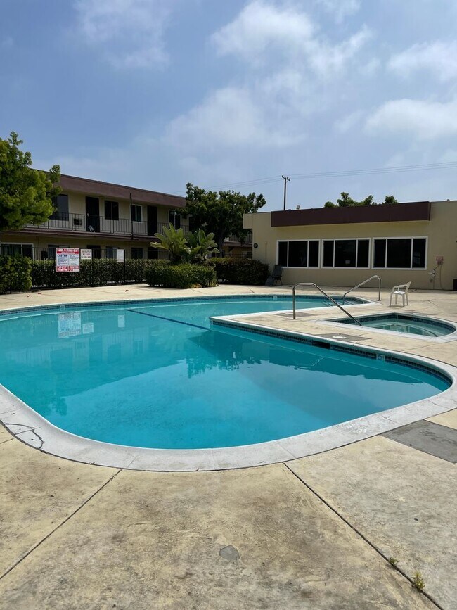 Building Photo - Charming 2-Bedroom Apartment w/parking in ...