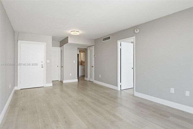 Building Photo - 1345 Lincoln Rd