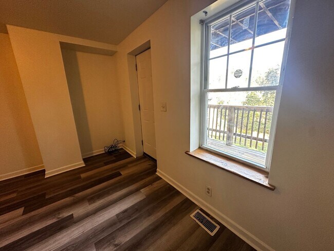 Building Photo - Spacious & Updated 2-Bedroom Apartment
