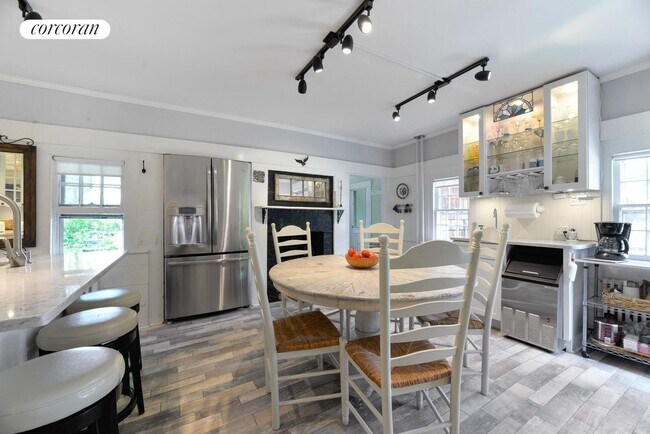 Building Photo - 2214 Montauk Hwy