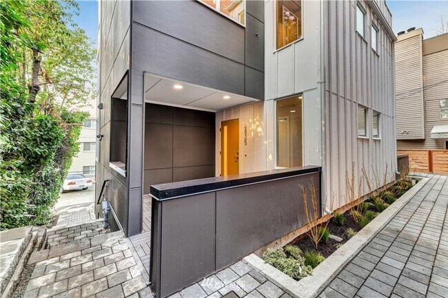 Building Photo - 2Bd/2Ba Seattle Townhouse