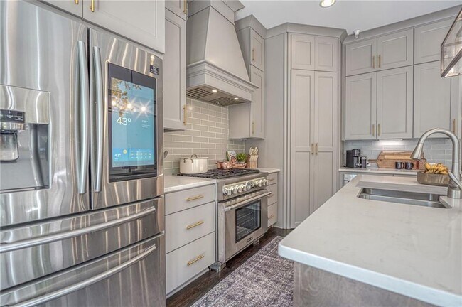 Building Photo - 984 Memorial Walk SE