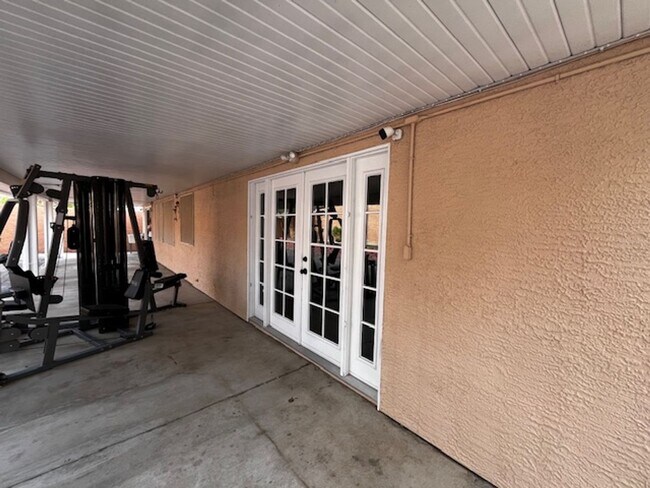 Building Photo - Stylish & Solar-Powered 5-Bed Gem with Vau...