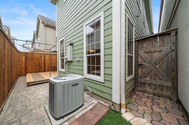 Building Photo - 2927 Clinton Dr