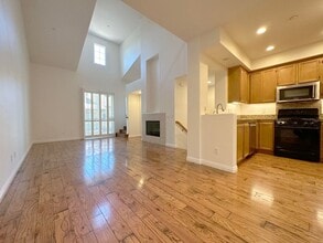 Building Photo - 2 BEDROOM 2.5 BATHROOM WITH LOFT HOME IN HIGHLY DESIRED BERKSHIRE TRACK