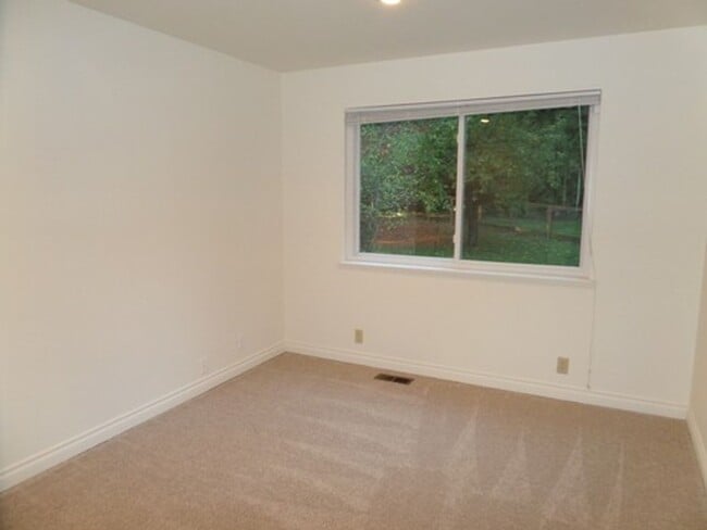 Building Photo - GREAT NEW PRICE! Gorgeous 6-Bedroom Home o...