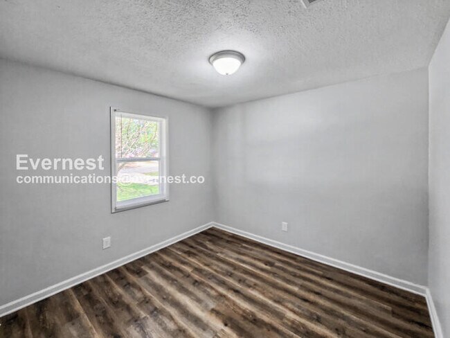 Building Photo - 3 Bed/2 Bath Home with Off-Street Parking / Pet-Friendly / Available Now!