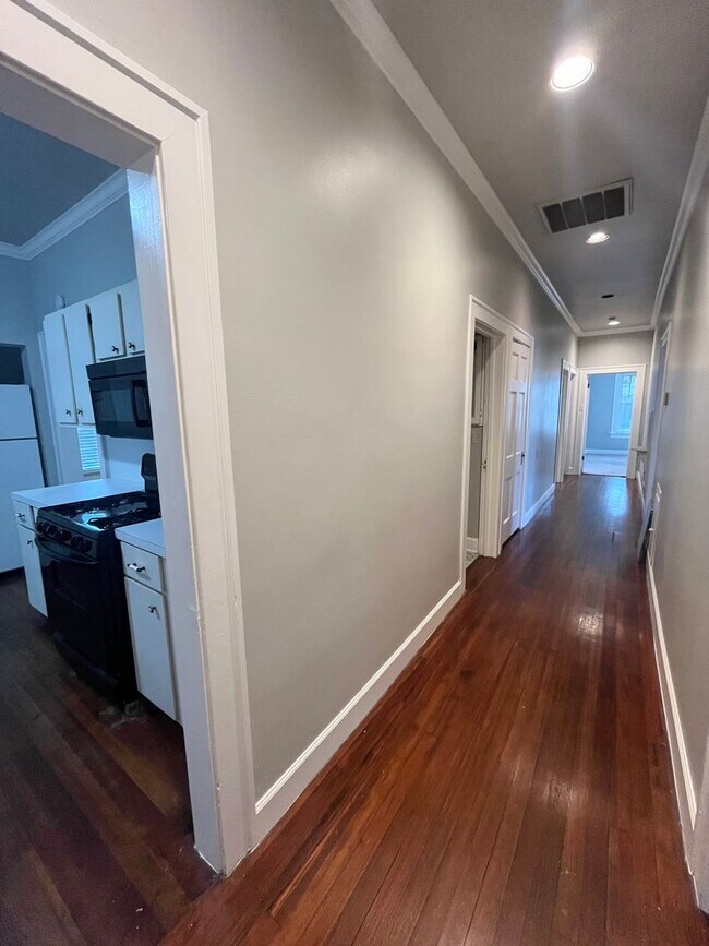 Building Photo - 4bed/2bath corner lot house in Hyde Park