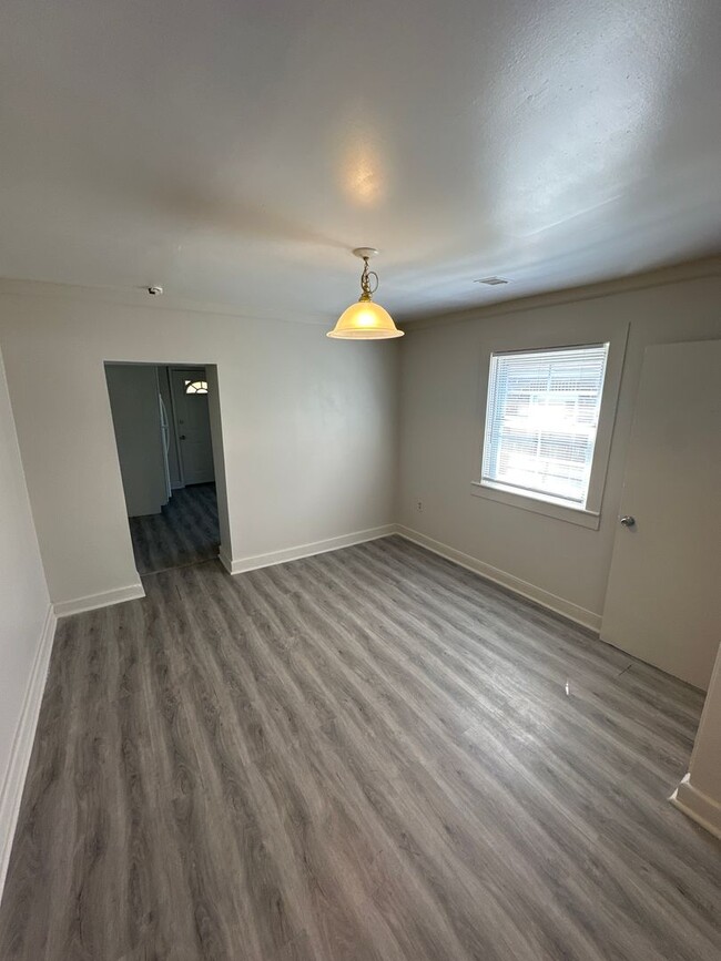 Building Photo - 3-bedroom ranch East York.