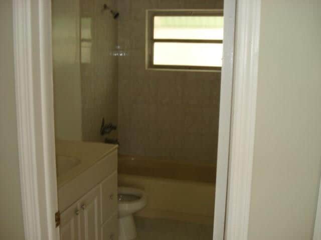 Building Photo - 522 SW 72nd Ave