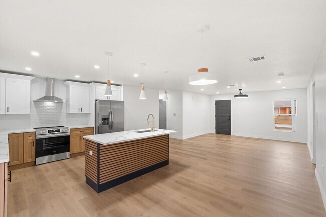 Building Photo - 1623 Espejo St SE