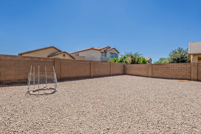 Building Photo - 3 Bed 2 Bath - New Kitchen Appliances\Carp...