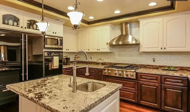 Building Photo - Spacious 5-Bedroom Home for Rent in Prime ...