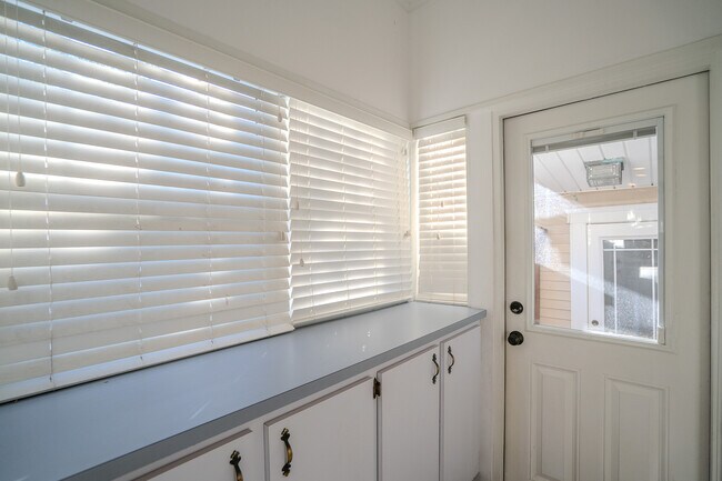 Building Photo - 1234 Beach Dr NE