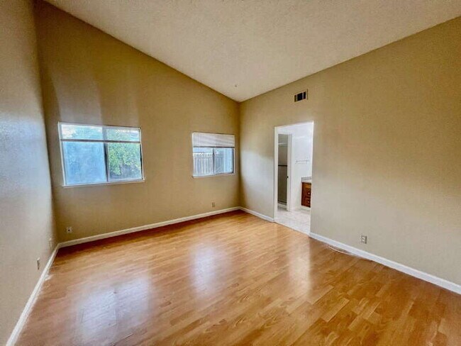 Building Photo - 827 Crested Dr