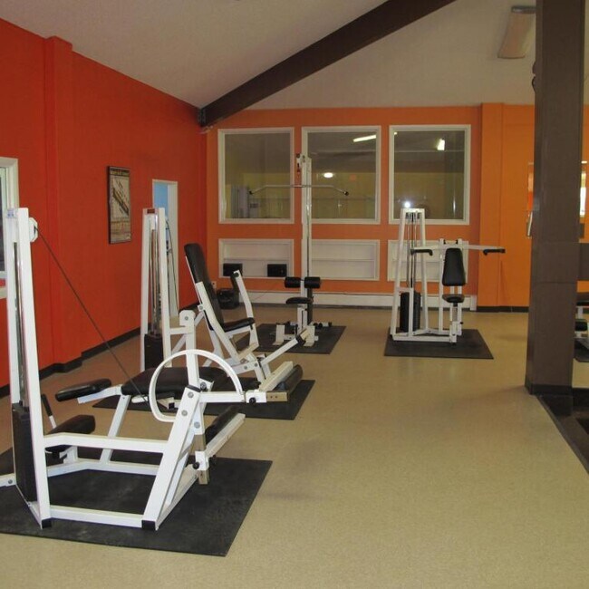 Building Photo - 1250 Golden Cir