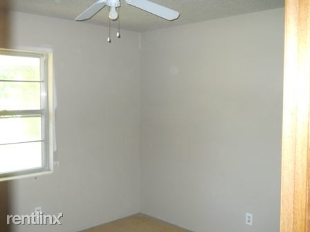 Building Photo - 3 br, 1 bath House - 637 S Miller Rd