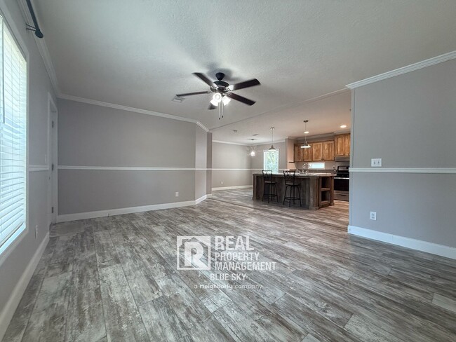 Building Photo - SPACIOUS 4 BEDROOM HOME WITH MODERN FEATUR...