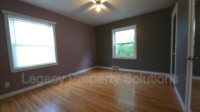 Building Photo - 926 N Mandan St