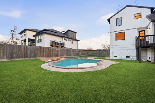 Building Photo - Beautiful Houston Home Featuring a Private Pool