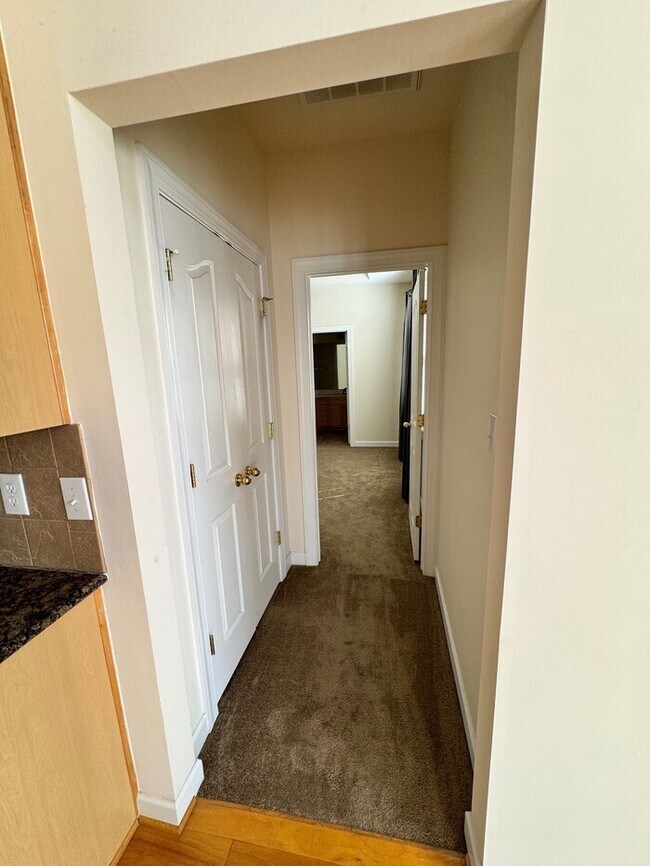 Building Photo - Move-in ready 2-bedroom, 2-bath end-unit t...
