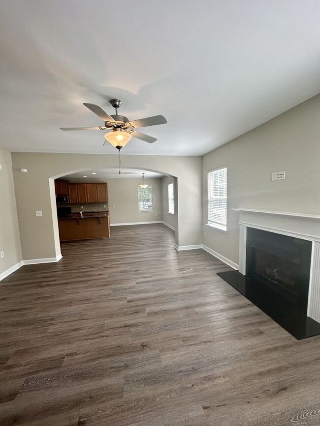 Building Photo - Spacious Home in The Cascades