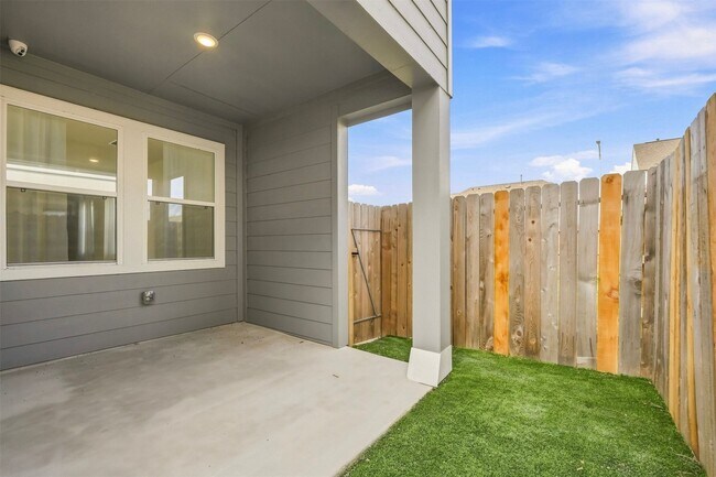 Building Photo - 2305 Via Laura Ln