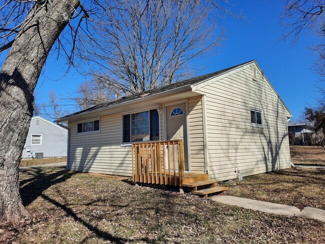 Building Photo - 2 Bedroom, 1 Bathroom home!