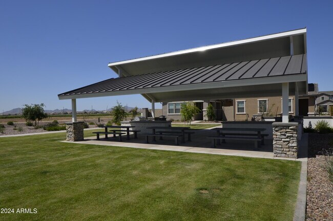 Building Photo - 1306 W Sparrow Dr