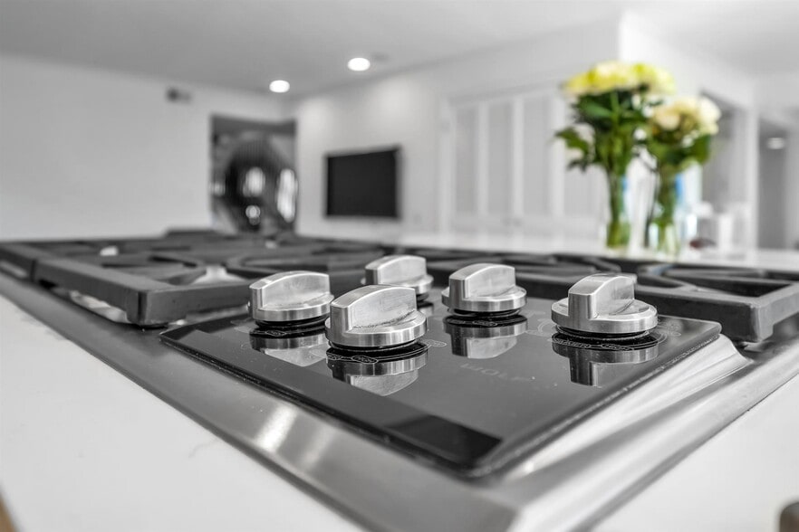 Building Photo - 2324 Banyan Dr